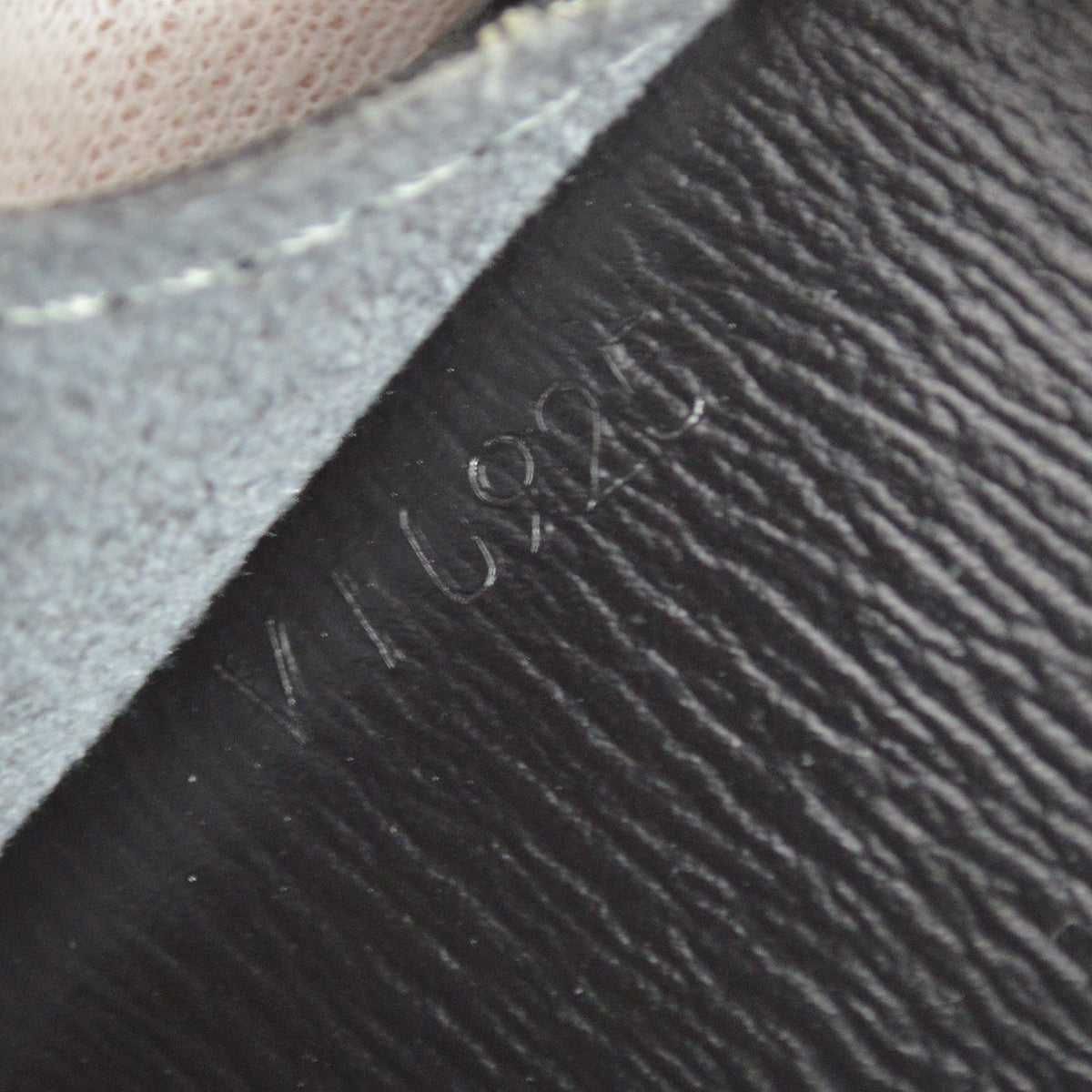Louis Vuitton 1995 Epi Cluny M52252