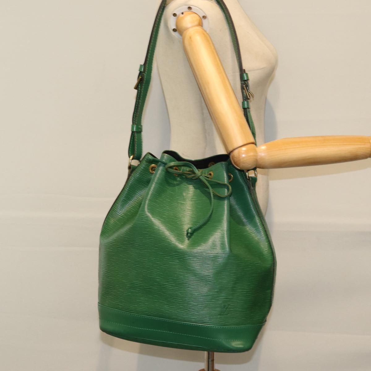 LOUIS VUITTON Epi Noe Shoulder Bag Green M44004 LV 74374
