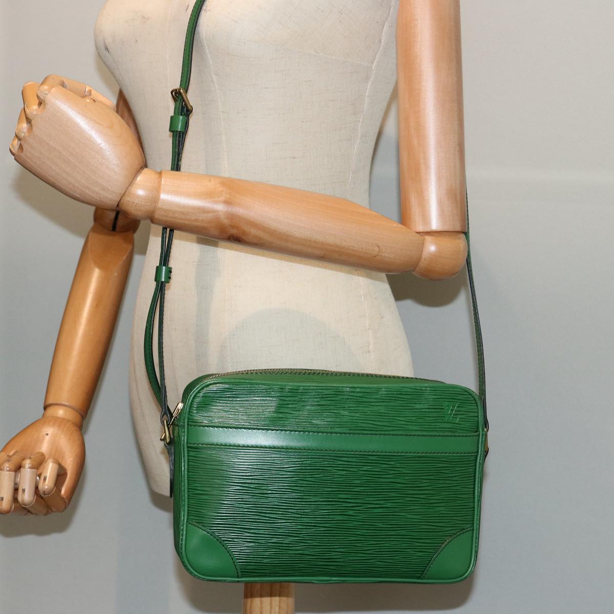 LOUIS VUITTON Epi Trocadero 23 Shoulder Bag Green M52304 LV 74910