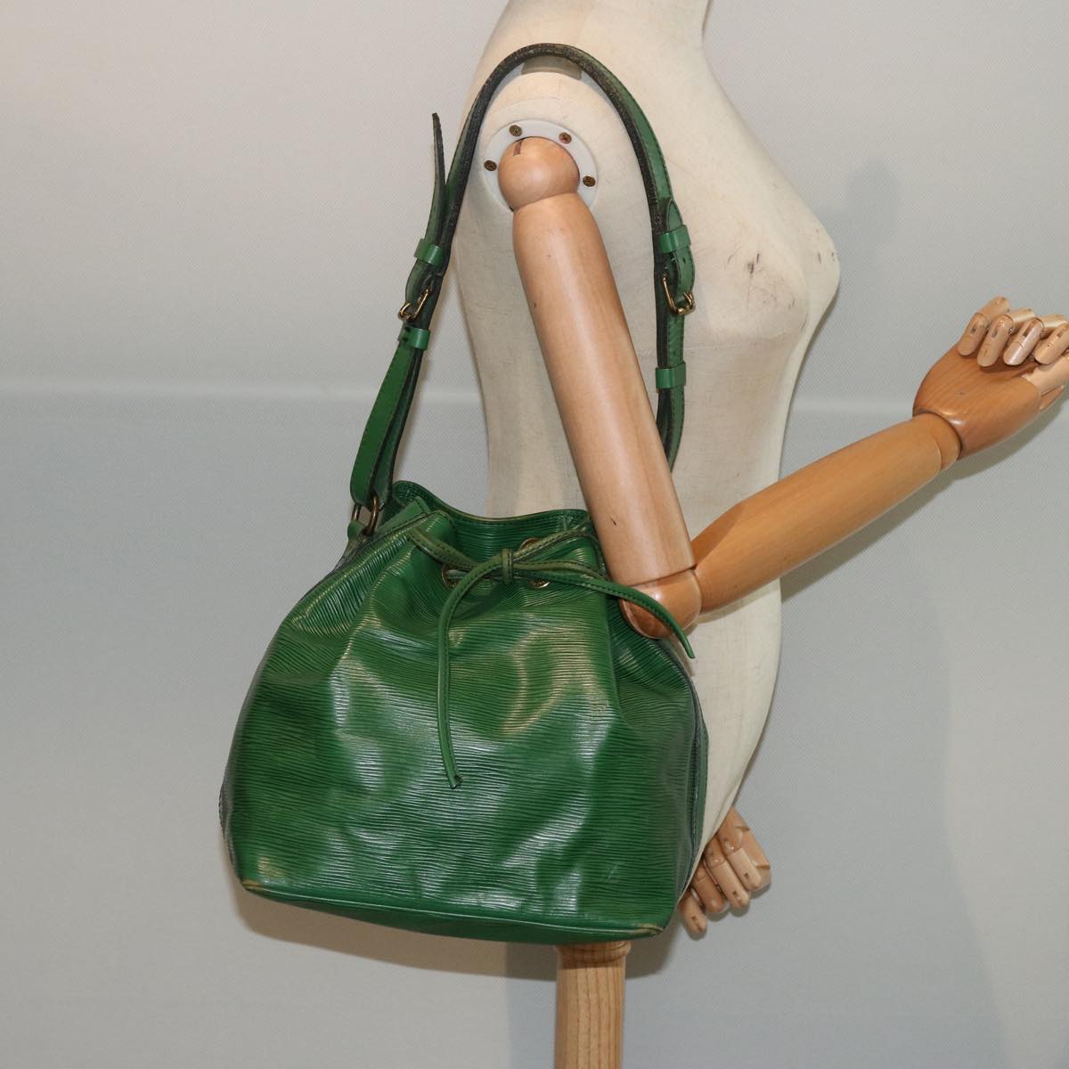 LOUIS VUITTON Epi Petit Noe Shoulder Bag Green M44104 LV 75182