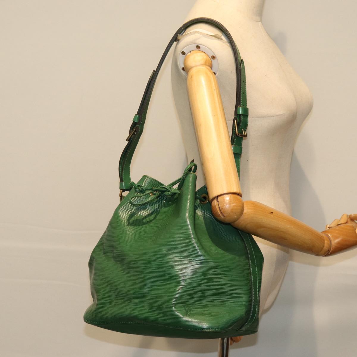 LOUIS VUITTON Epi Petit Noe Shoulder Bag Green M44104 LV 75269