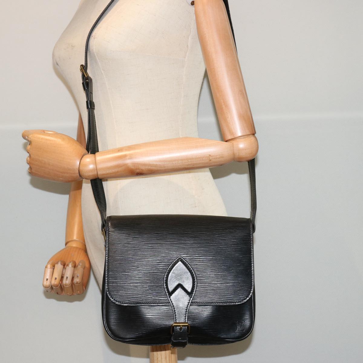 LOUIS VUITTON Epi Cartouchiere MM Shoulder Bag Black Noir M52242 LV 75460
