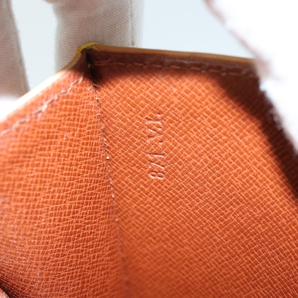 LOUIS VUITTON Epi Jena Clutch Bag Winnipeg Beige M52726 LV 75729