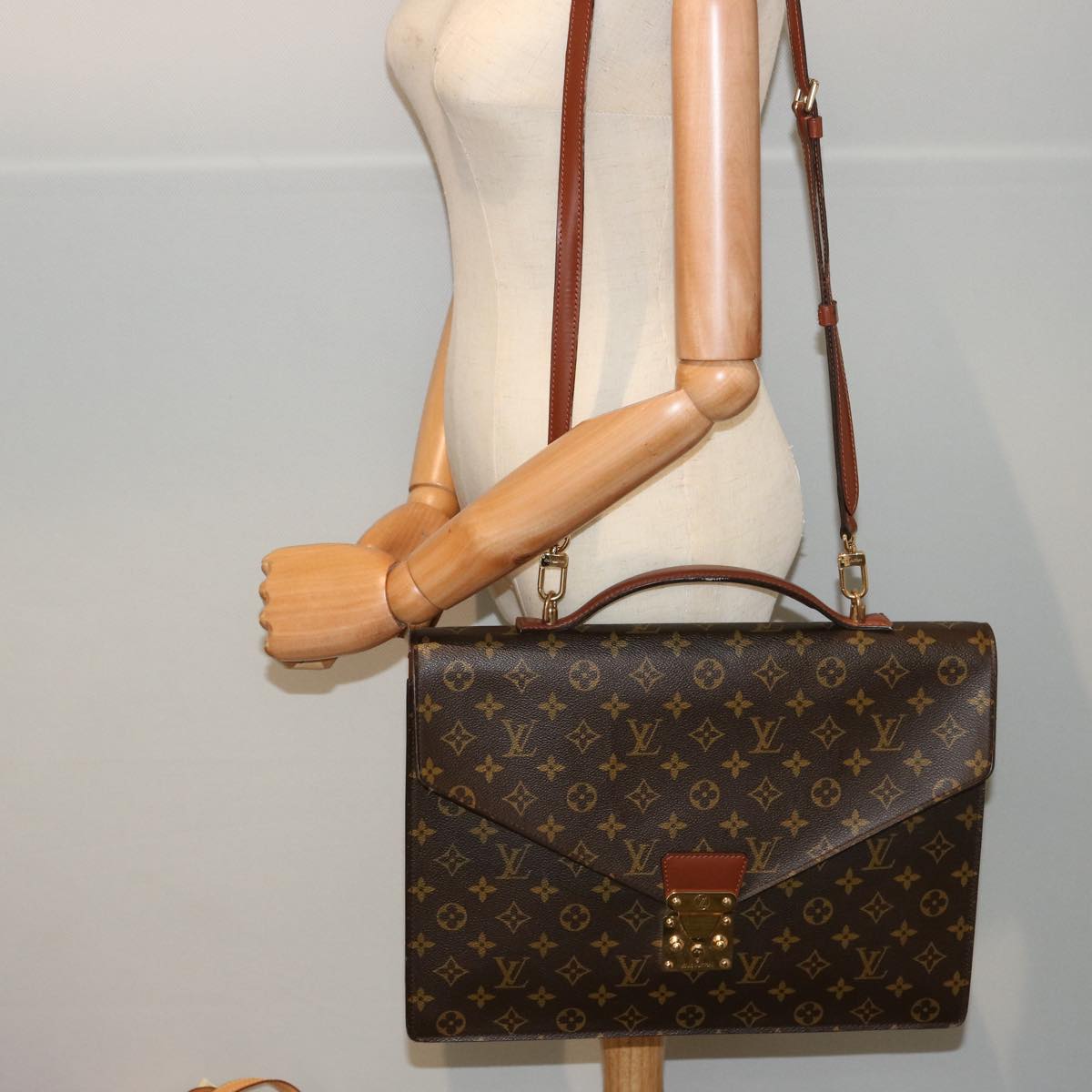 LOUIS VUITTON Monogram Porte Documents Bandouliere Bag M53338 LV 75779