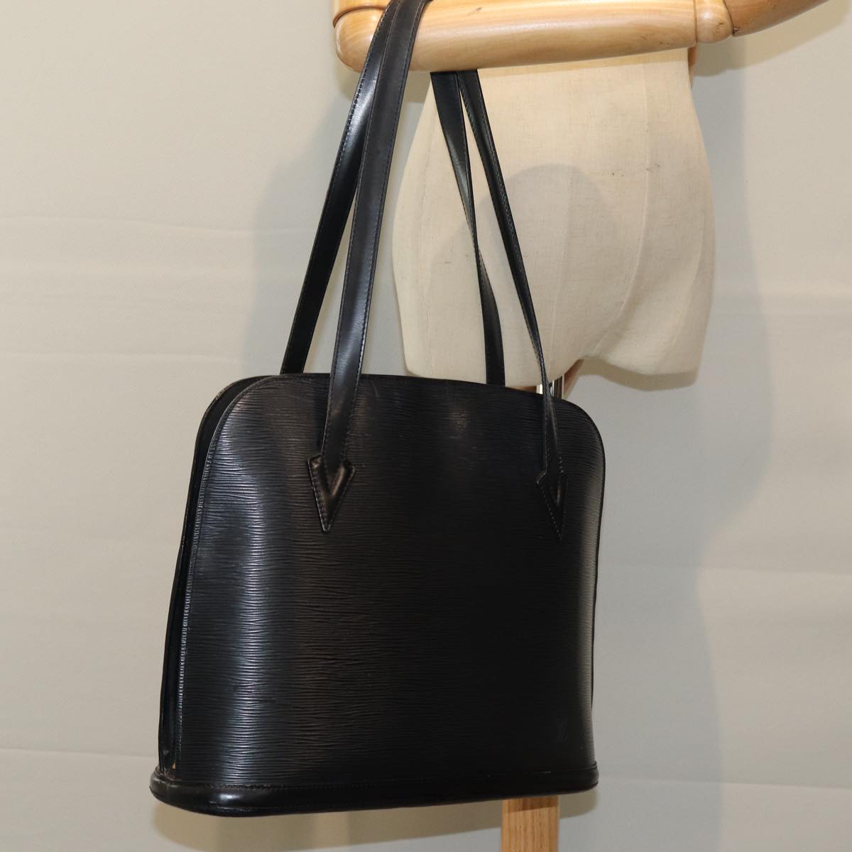 LOUIS VUITTON Epi Lussac Shoulder Bag Black M52282 LV 75932