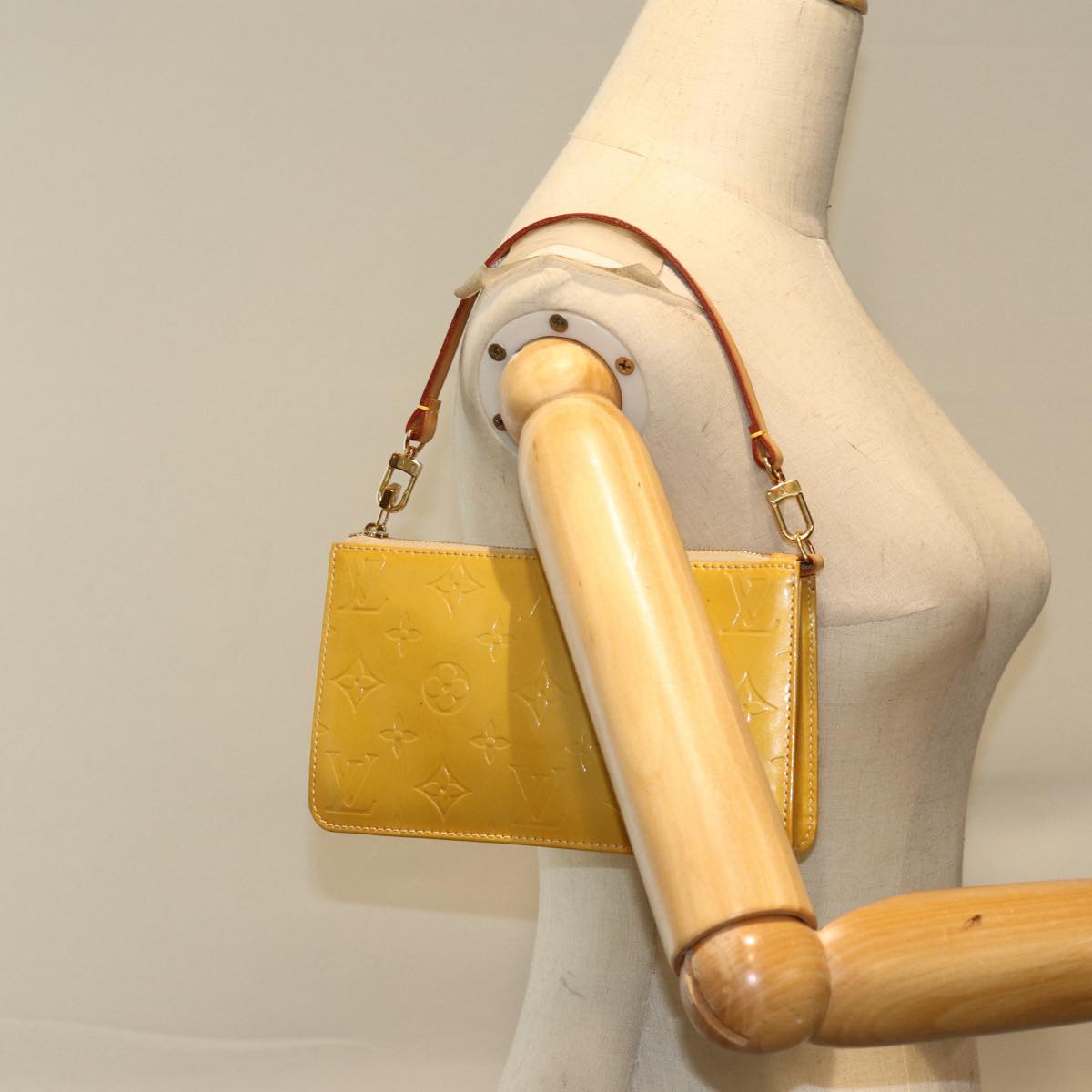 LOUIS VUITTON Monogram Vernis Lexington Pouch Beige M91010 LV 76031