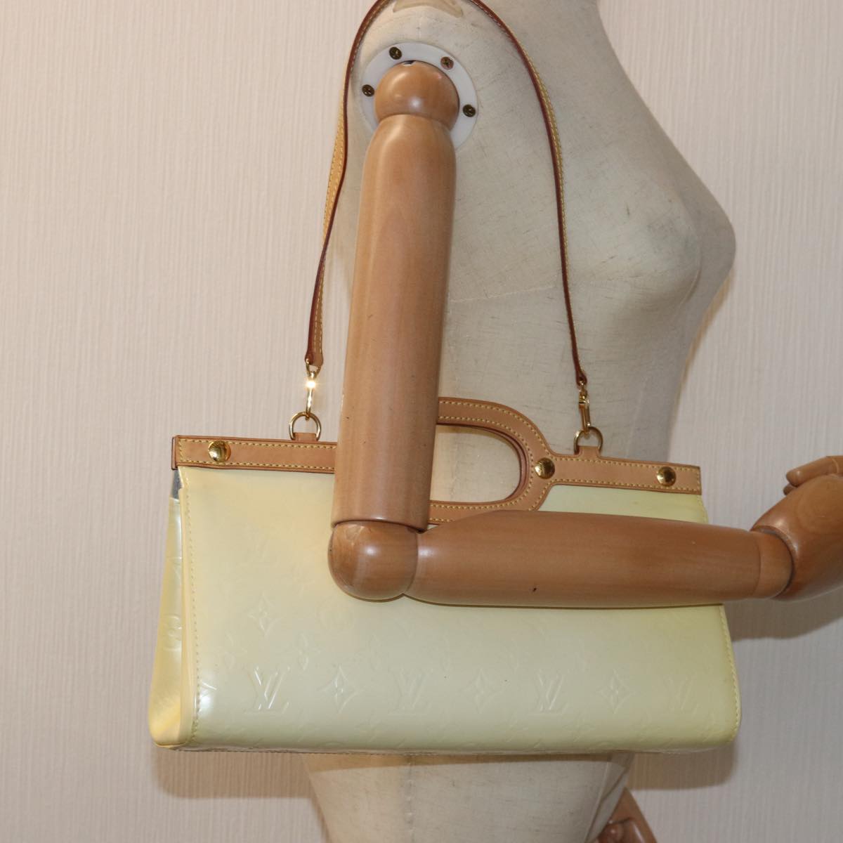 LOUIS VUITTON Monogram Vernis Roxbury Drive Hand Bag Perle M91374 LV 76340
