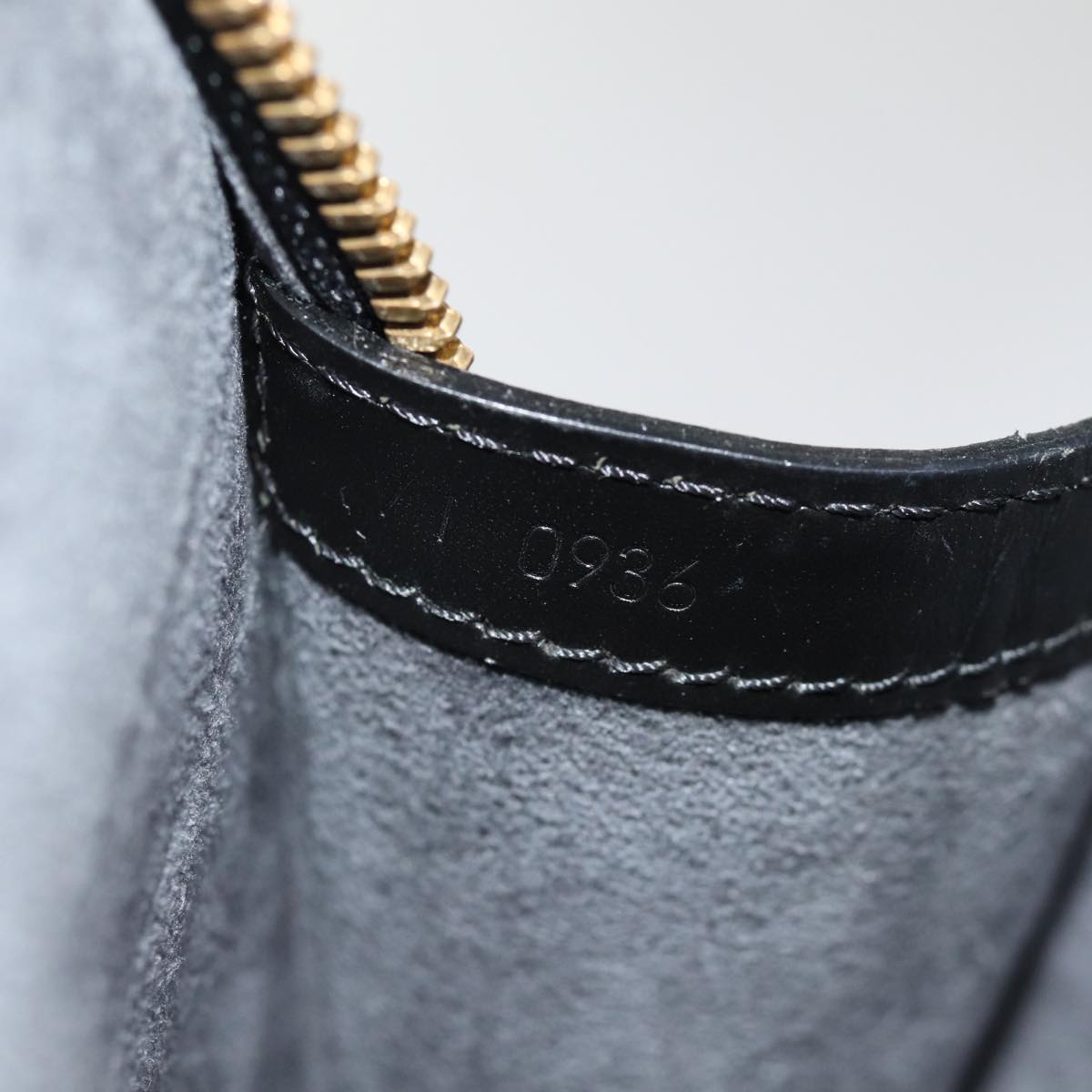 LOUIS VUITTON Epi Lussac Shoulder Bag Black M52282 LV 76645