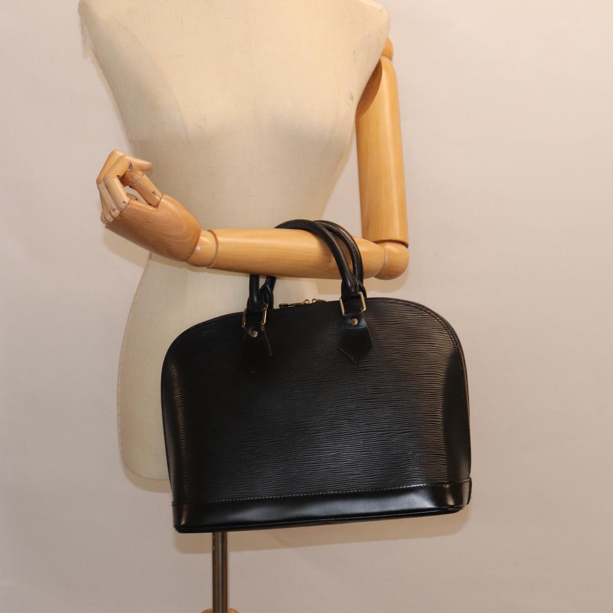 LOUIS VUITTON Epi Alma Hand Bag Black M52142 LV 77908