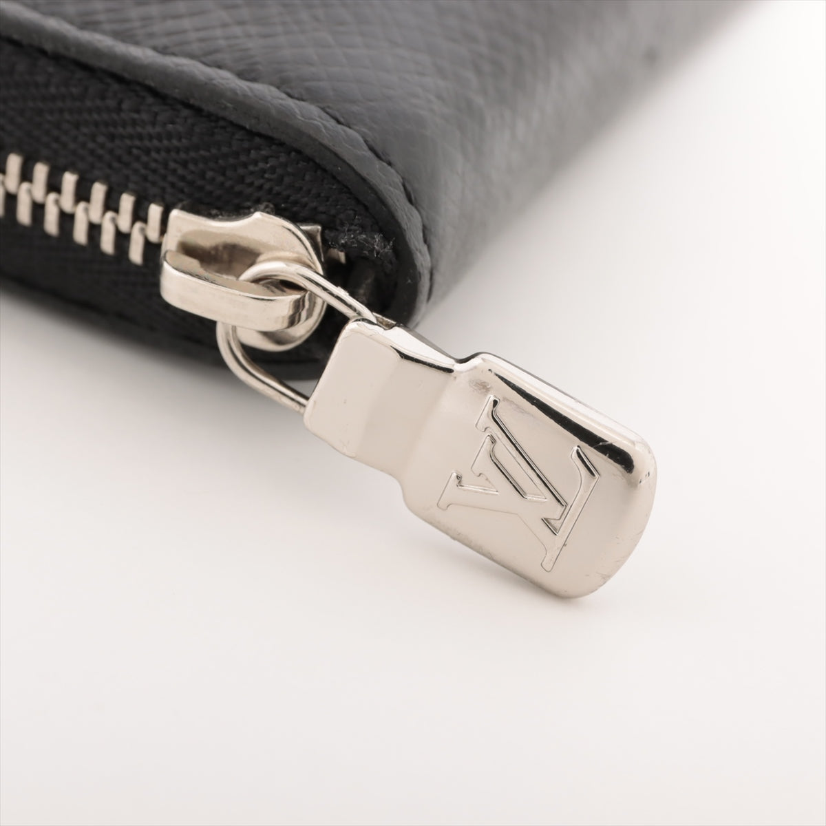Louis Vuitton Taiga Zippy Coinpace M30511 Noneir Coinpace