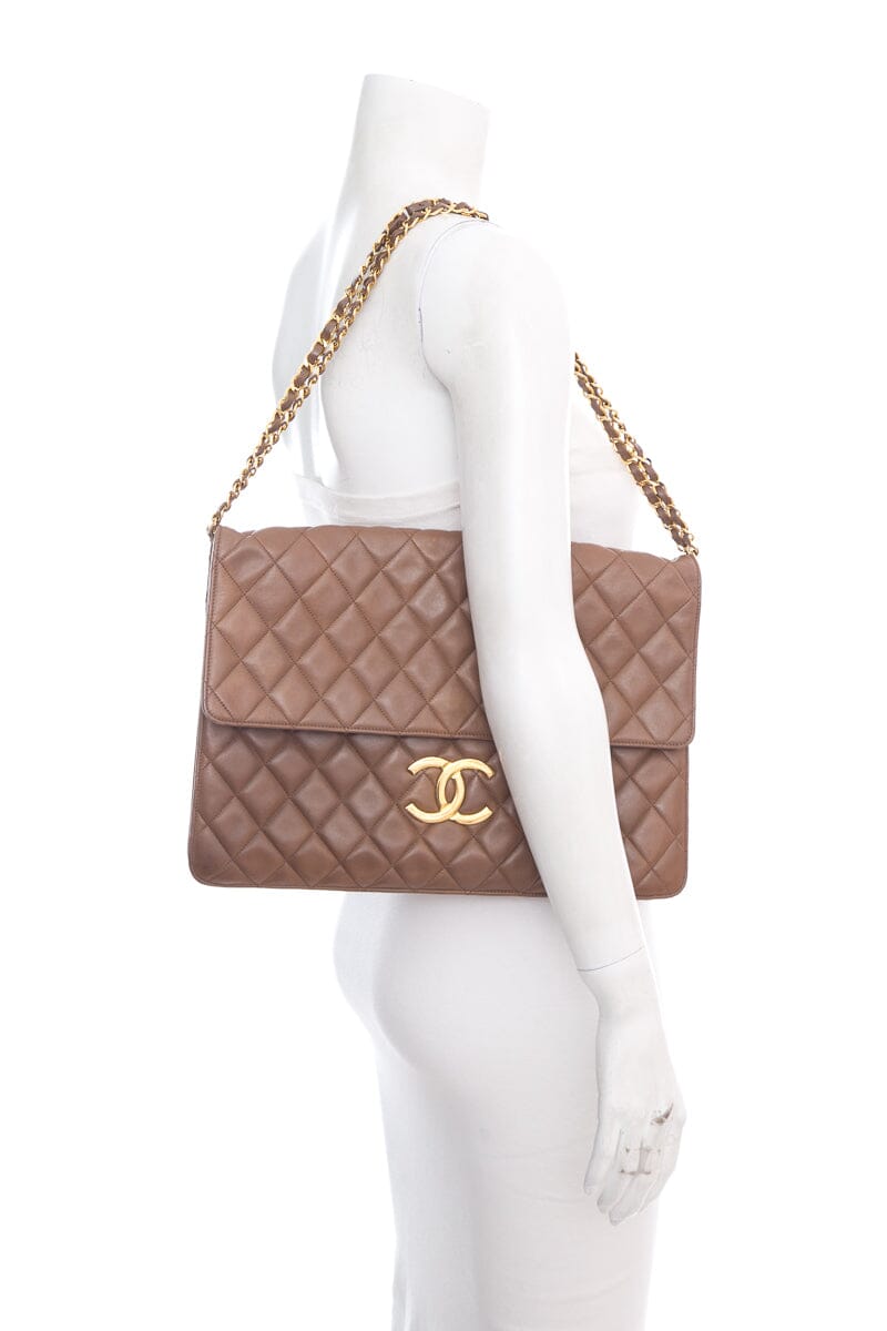 Luxury Chanel 1989-1991 Beige Quilted Clutch on Chain With Gold Hardware