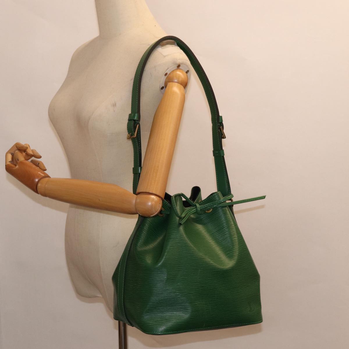 LOUIS VUITTON Epi Petit Noe Shoulder Bag Green M44102 LV 82084