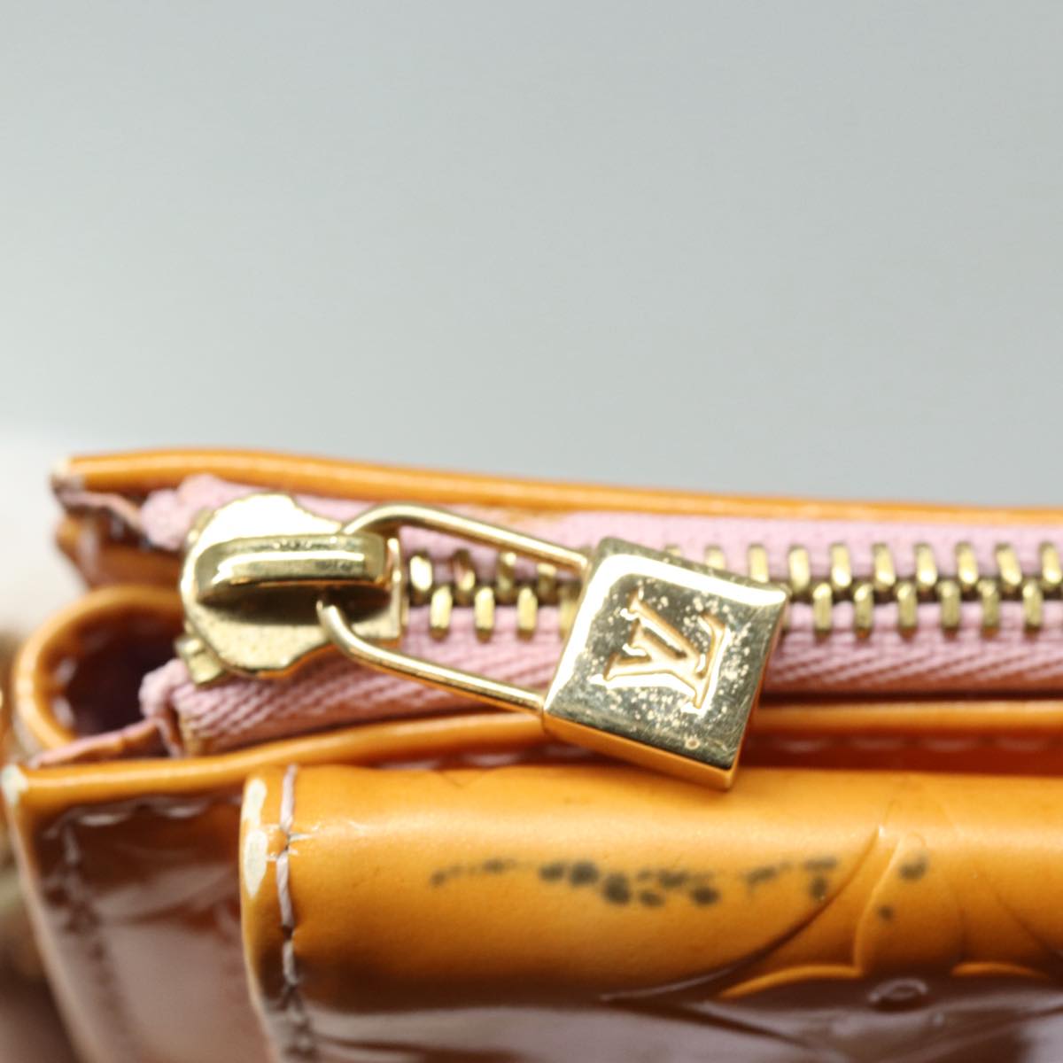 LOUIS VUITTON Monogram Vernis Motto Pouch Marshmallow Pink M91312 LV 84288