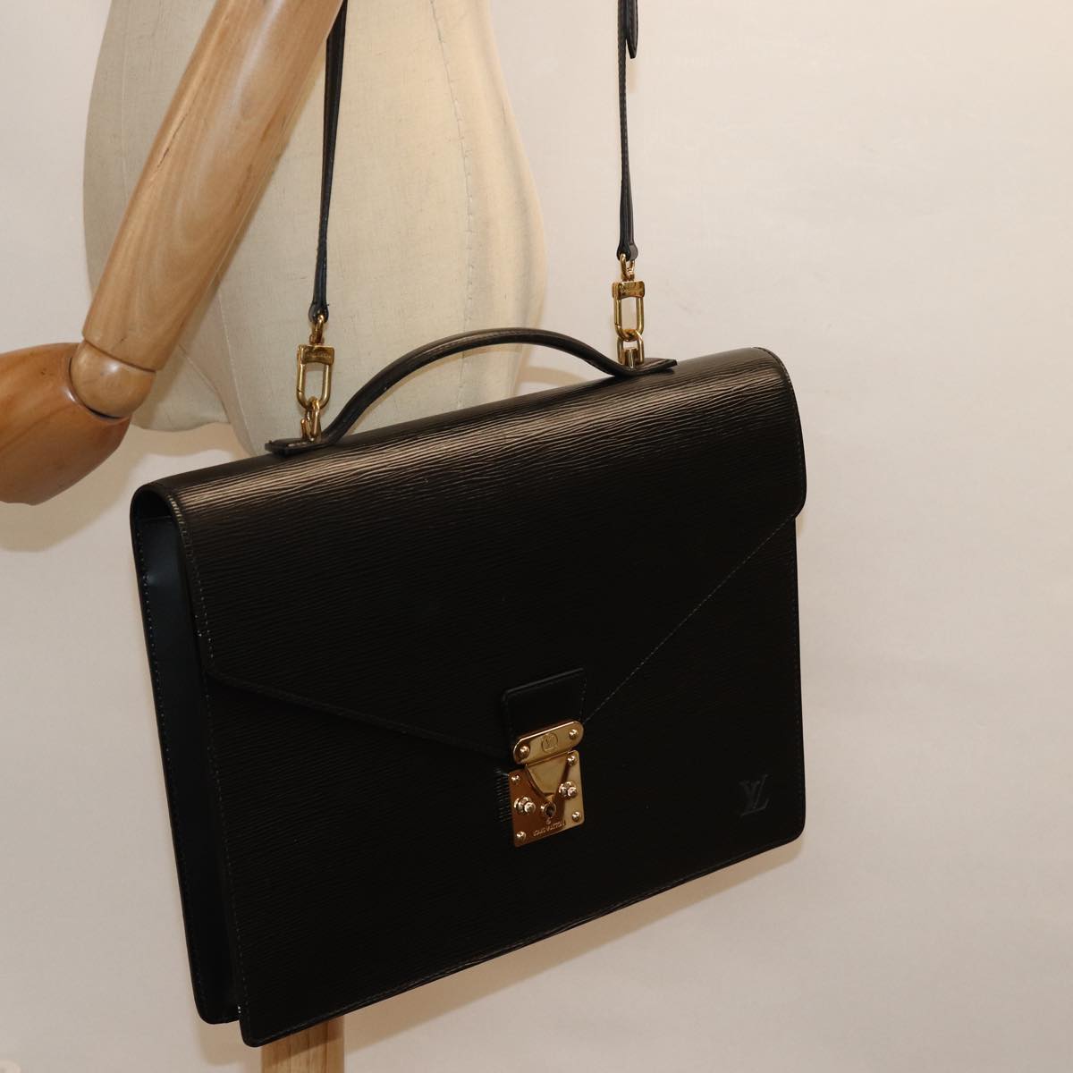 LOUIS VUITTON Epi Porte Documents Bandouliere Black M54462 LV 84523