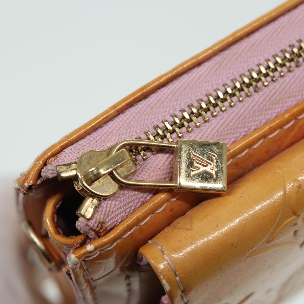 LOUIS VUITTON Monogram Vernis Motto Pouch Marshmallow Pink M91312 LV 84628