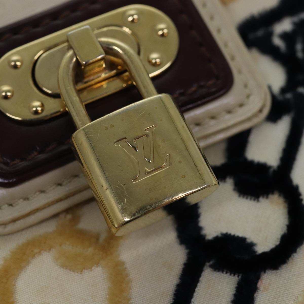 LOUIS VUITTON Monogram Charm Pochette Lover Hand Bag Ivory M95194 LV 86283A