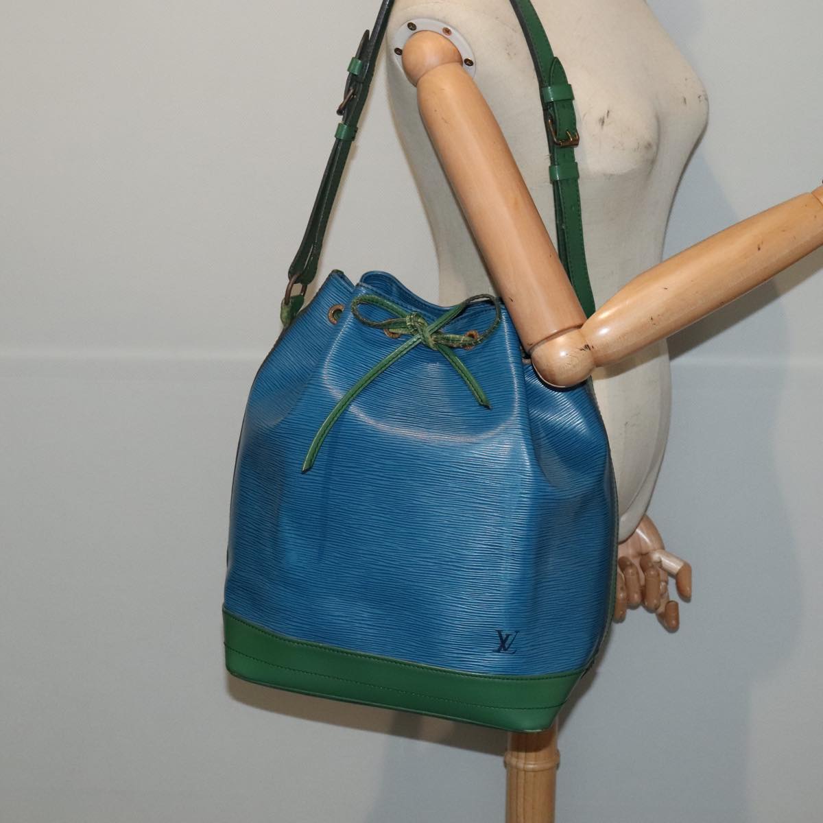 LOUIS VUITTON Epi Noe Shoulder Bag Bicolor color Green Blue M44044 LV 88338