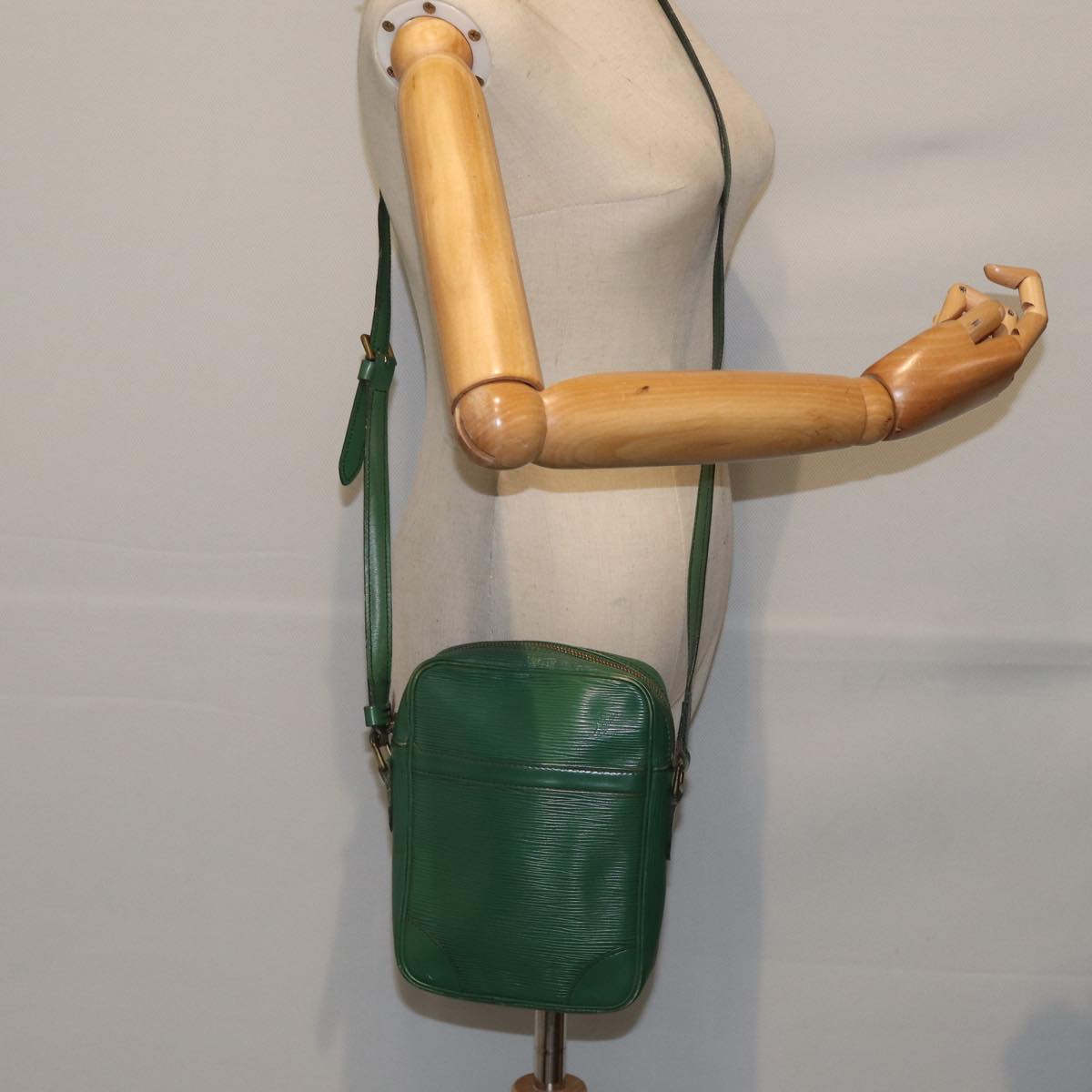 LOUIS VUITTON Epi Danube Shoulder Bag Green M45634 LV 89323