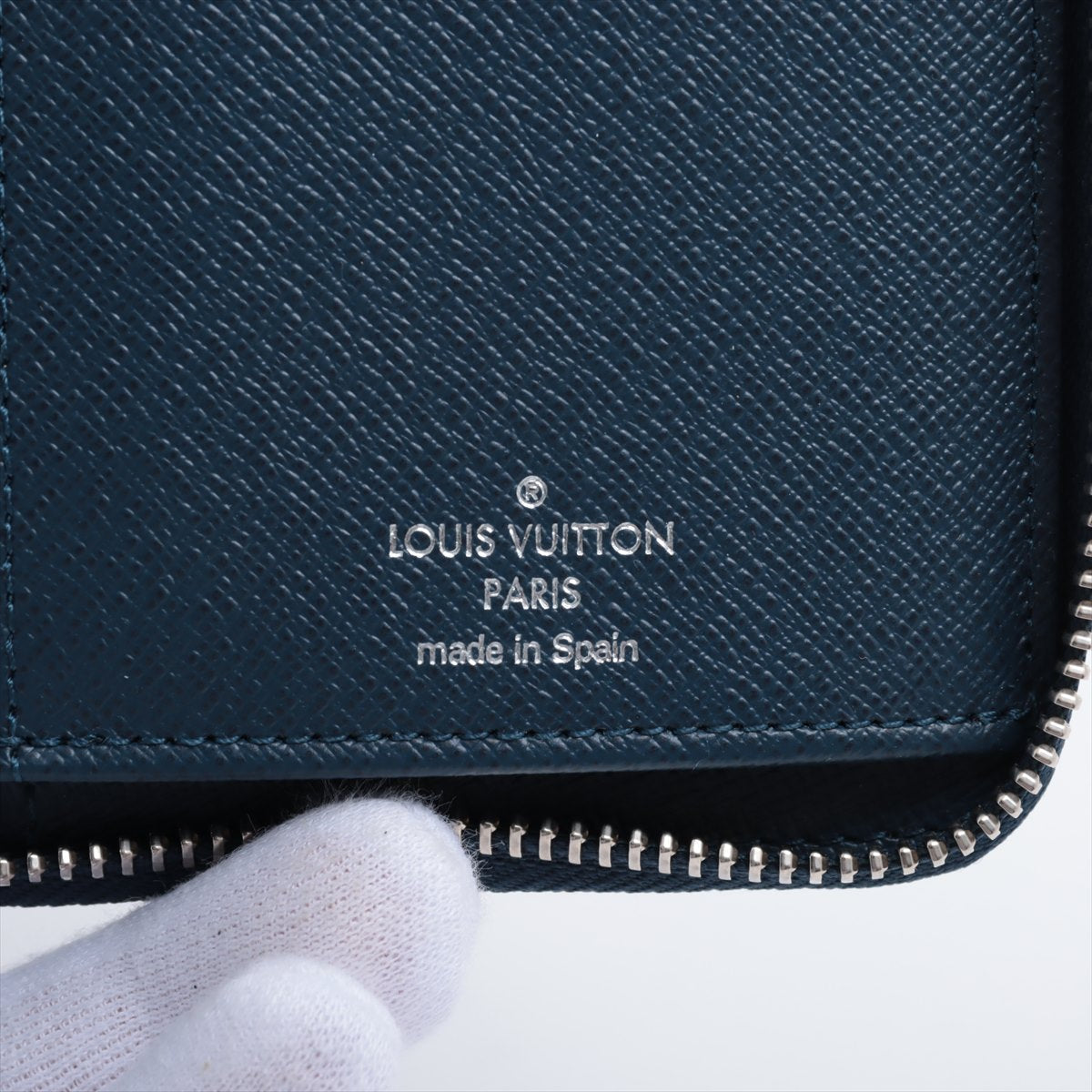 Louis Vuitton Taiga Zippy Vertical Wallet M30503