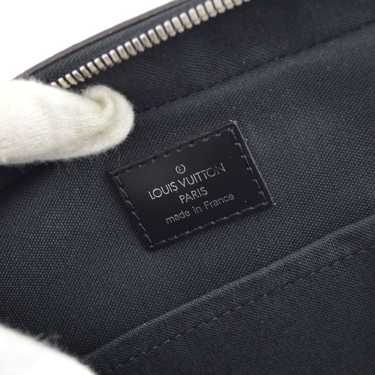 Louis Vuitton 2003 Black Taiga Beluga Shoulder Bag M30912