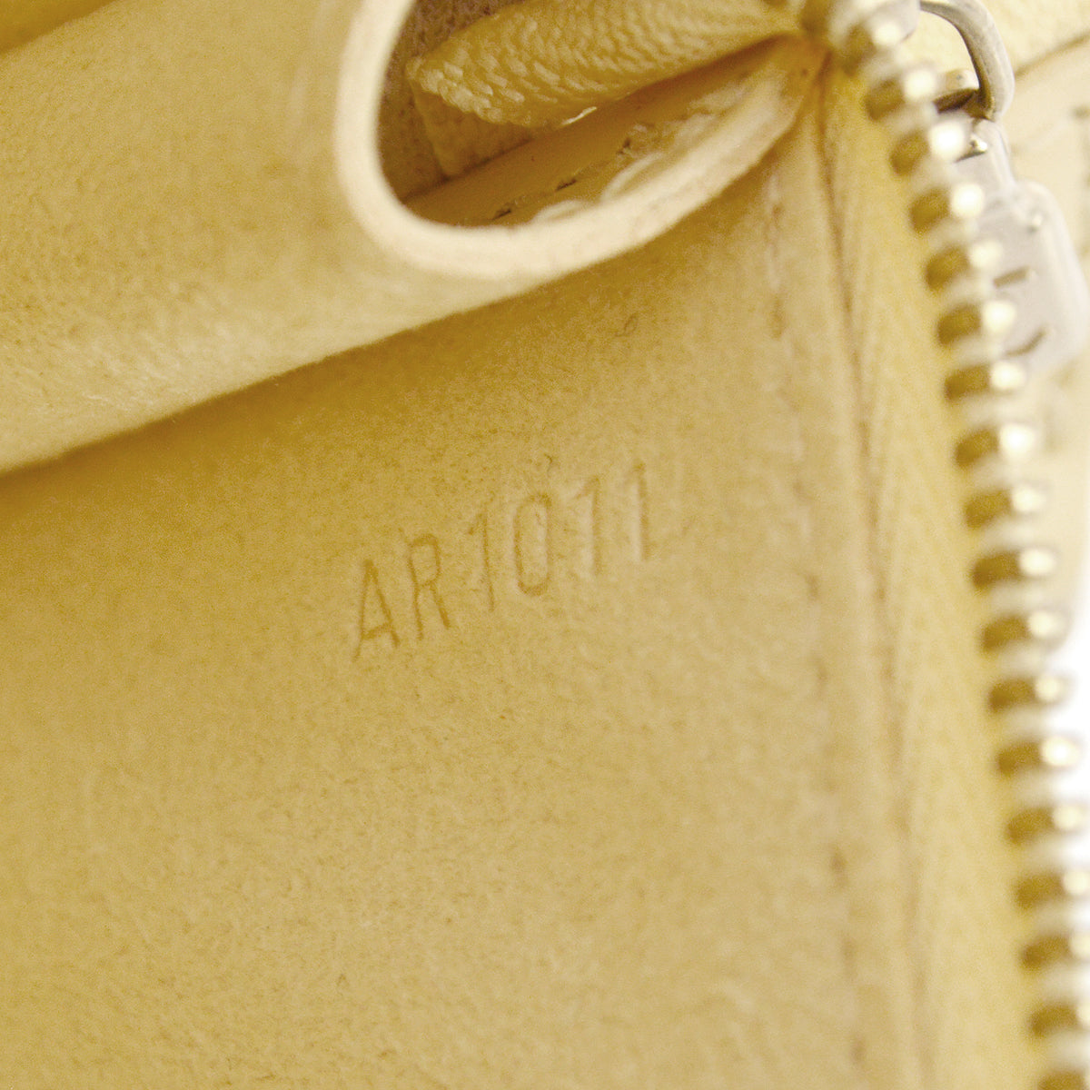 Louis Vuitton 2001 Ivory Epi Pochette Pouch Handbag M5294A