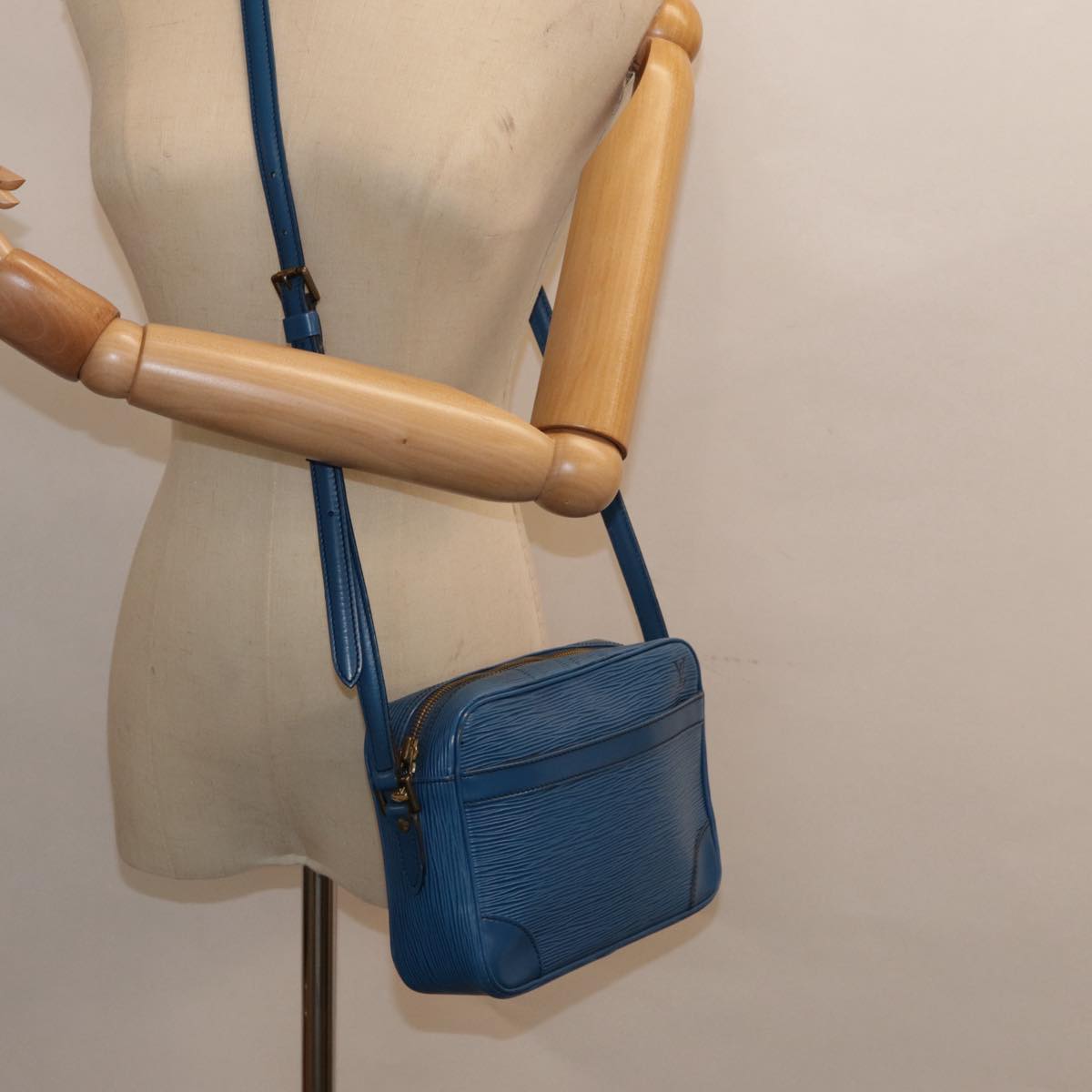 LOUIS VUITTON Epi Trocadero 23 Shoulder Bag Blue M52305 LV 90327