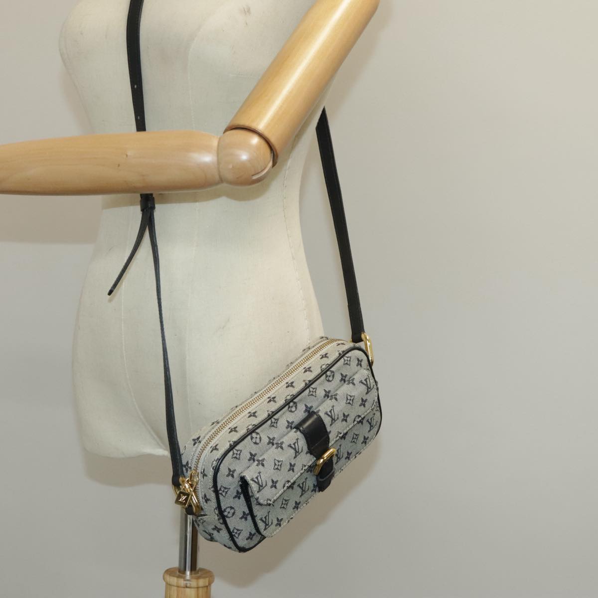 LOUIS VUITTON Monogram Mini Juliet MM Shoulder Bag Navy M92217 LV 93072
