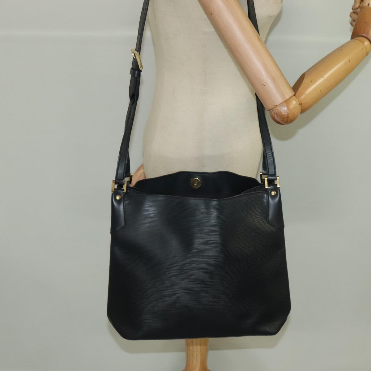 LOUIS VUITTON Epi Mandala MM Shoulder Bag Black M58892 LV 96870