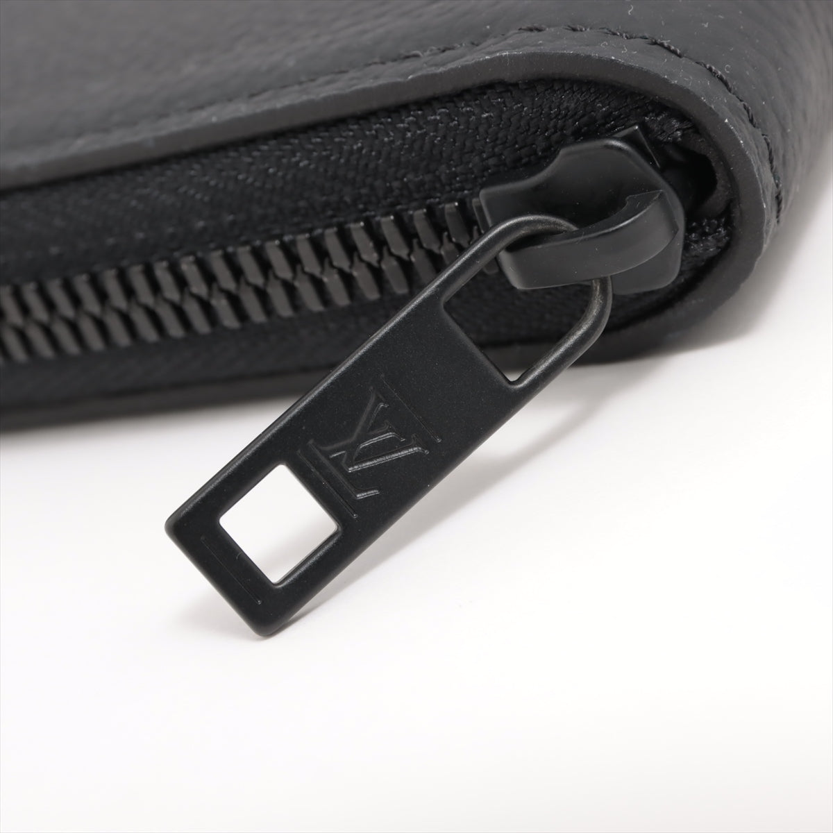 Louis Vuitton LV Aerogram Zippyr Wallet Vertical M81743 Noneir Round Zipper Wallet