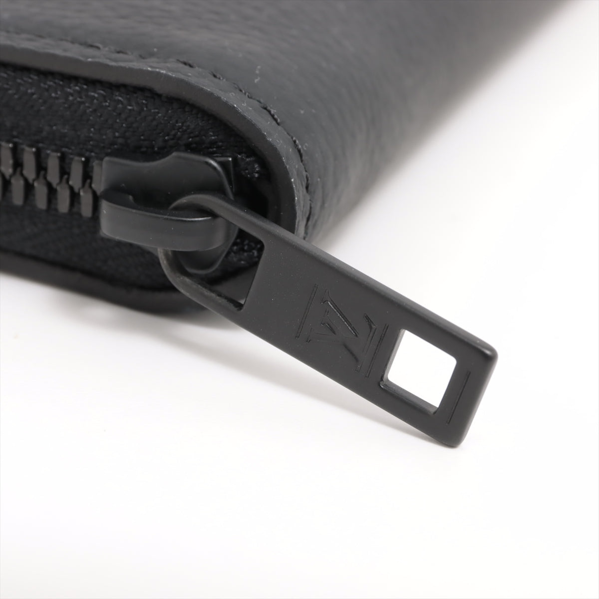 Louis Vuitton LV Aerogram Zippyr Wallet Vertical M81743 Noneir Round Zipper Wallet