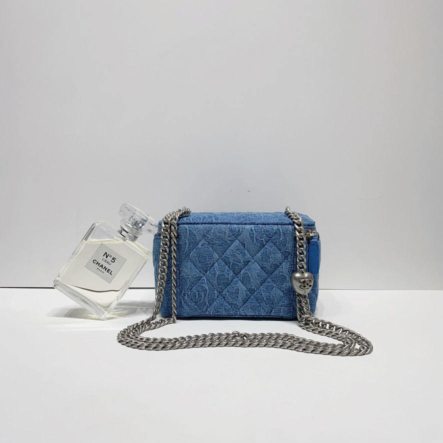 No.4421-Chanel Denim Sweet Heart Vanity With Chain (Unused / 未使用品)