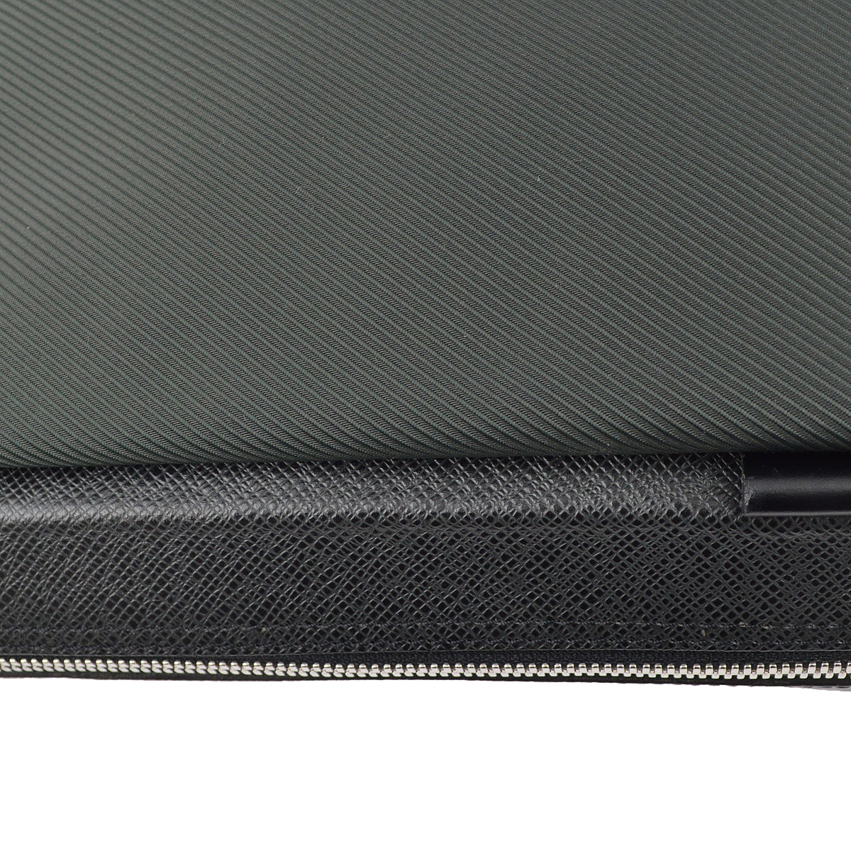 Louis Vuitton 2003 Black Taiga Beluga Shoulder Bag M30912