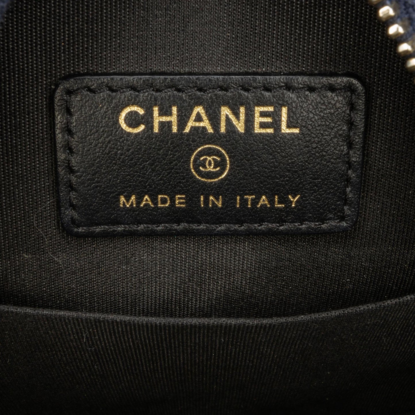 Chanel Caviar CC Filigree Round Crossbody Bag (SHG-ai93Fn)