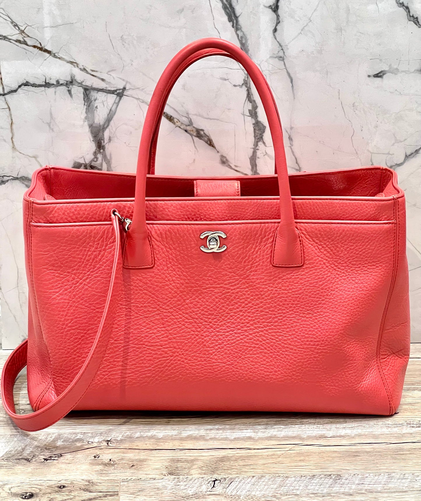Luxury Chanel PEBBLED LEATHER LARGE EXECUTIVE TOTE BAG WITH SHOULDER STRAP