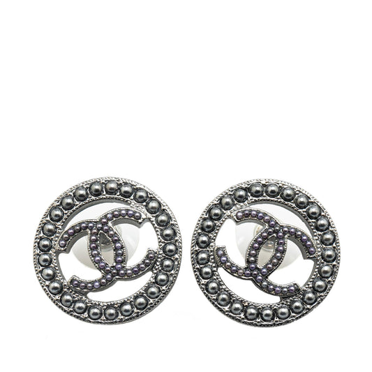 Chanel Ruthenium Pearl CC Round Push Back Earrings (SHG-Y0WMQt)