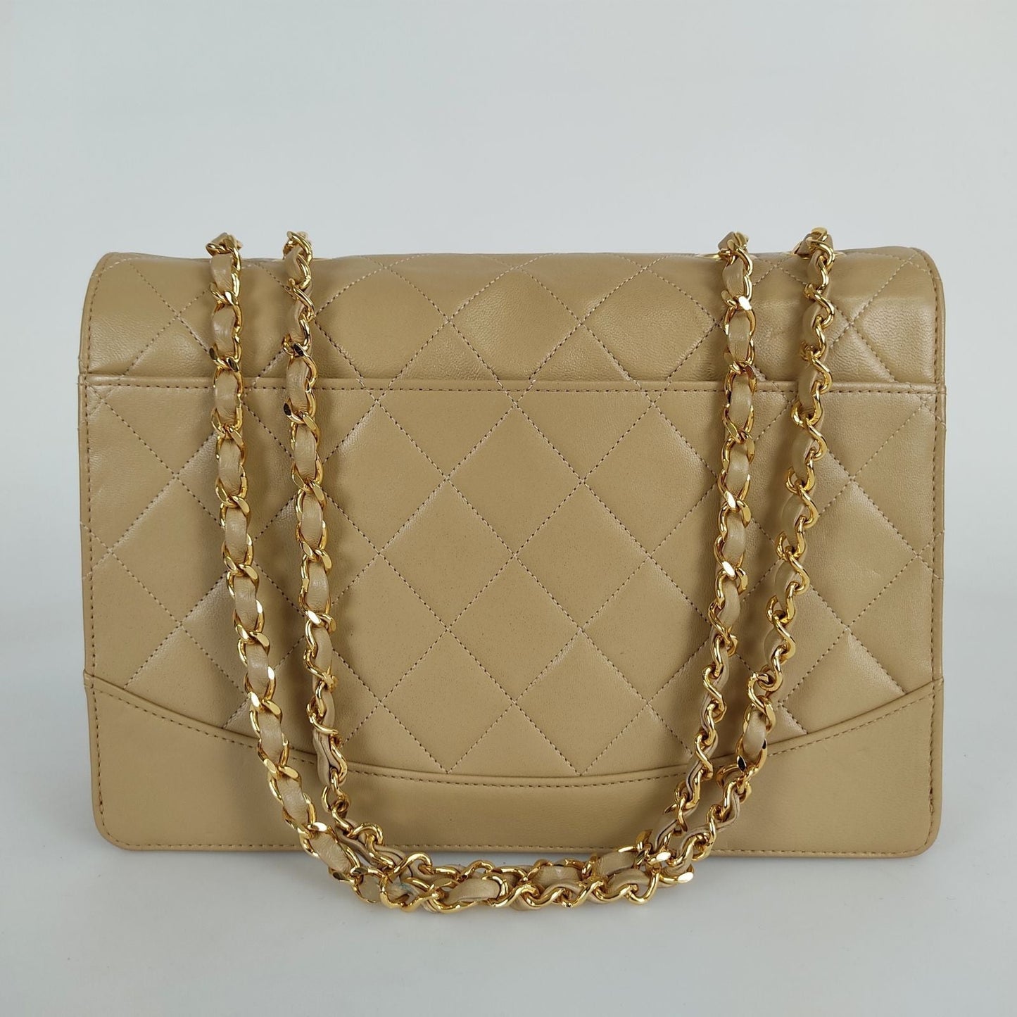 Luxury Chanel Timeless Classica turn lock bag in beige leather