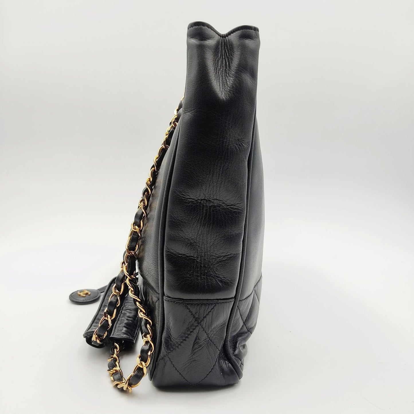 Luxury Chanel Tote shoulder bag in black leather