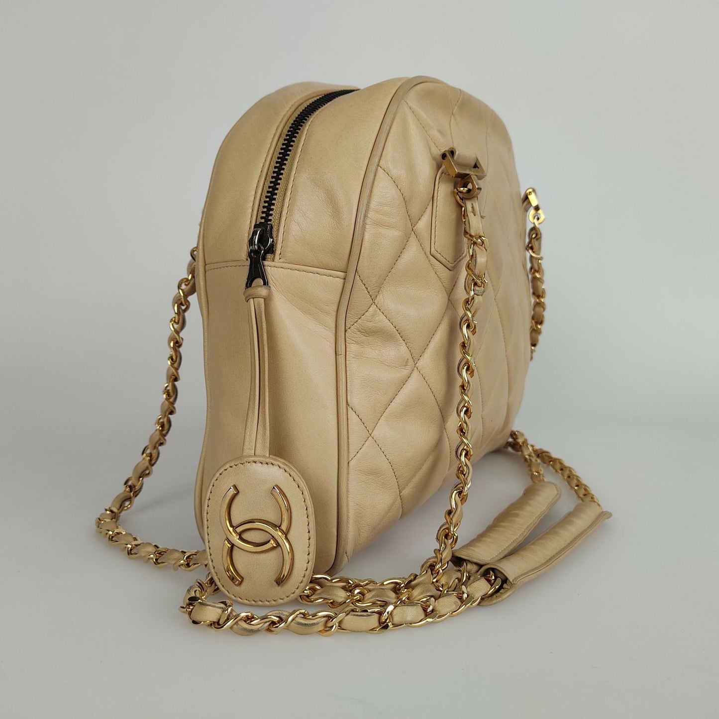 Luxury Chanel shoulder bag in beige matelasse leather from the 80s