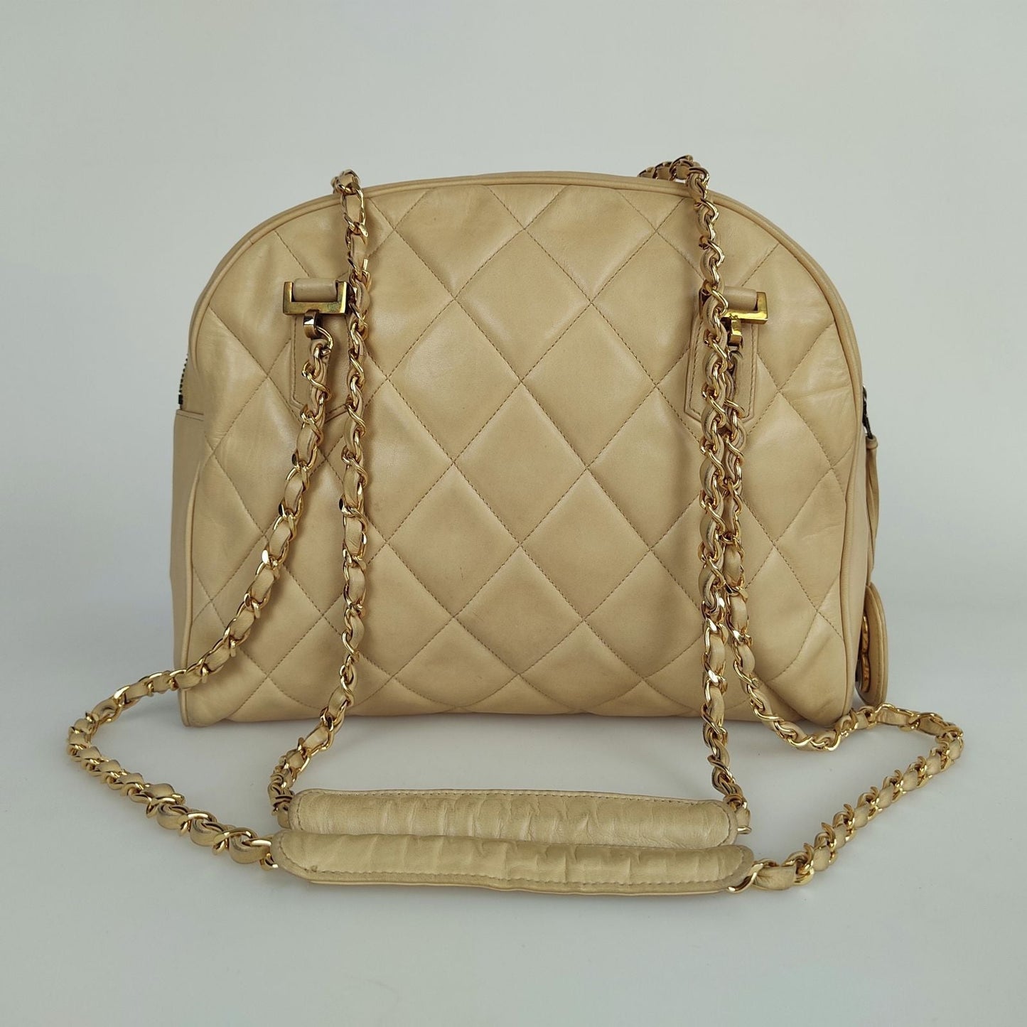 Luxury Chanel shoulder bag in beige matelasse leather from the 80s