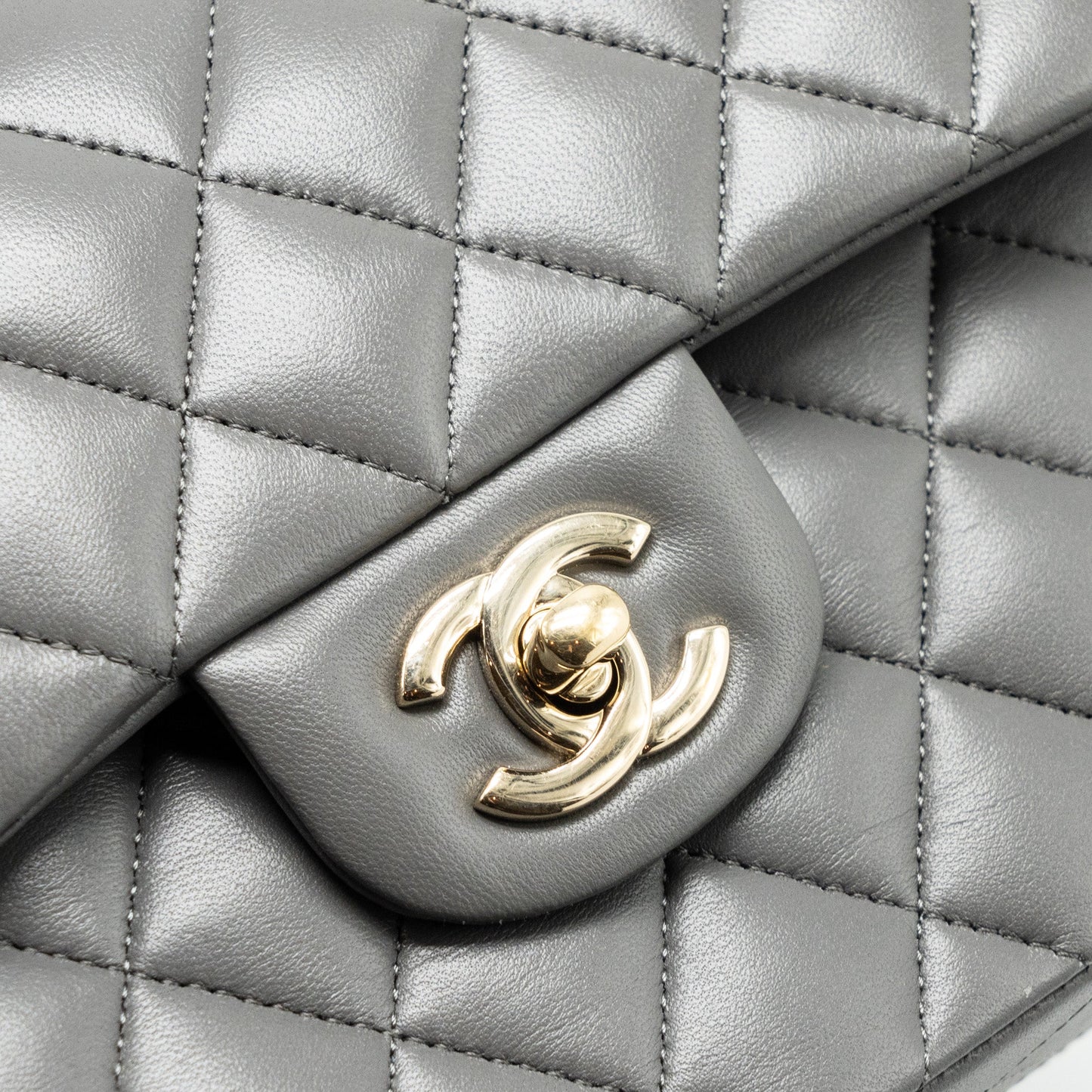 CHANEL 22A small Classic double flap bag lambskin grey LGHW (Microchip)