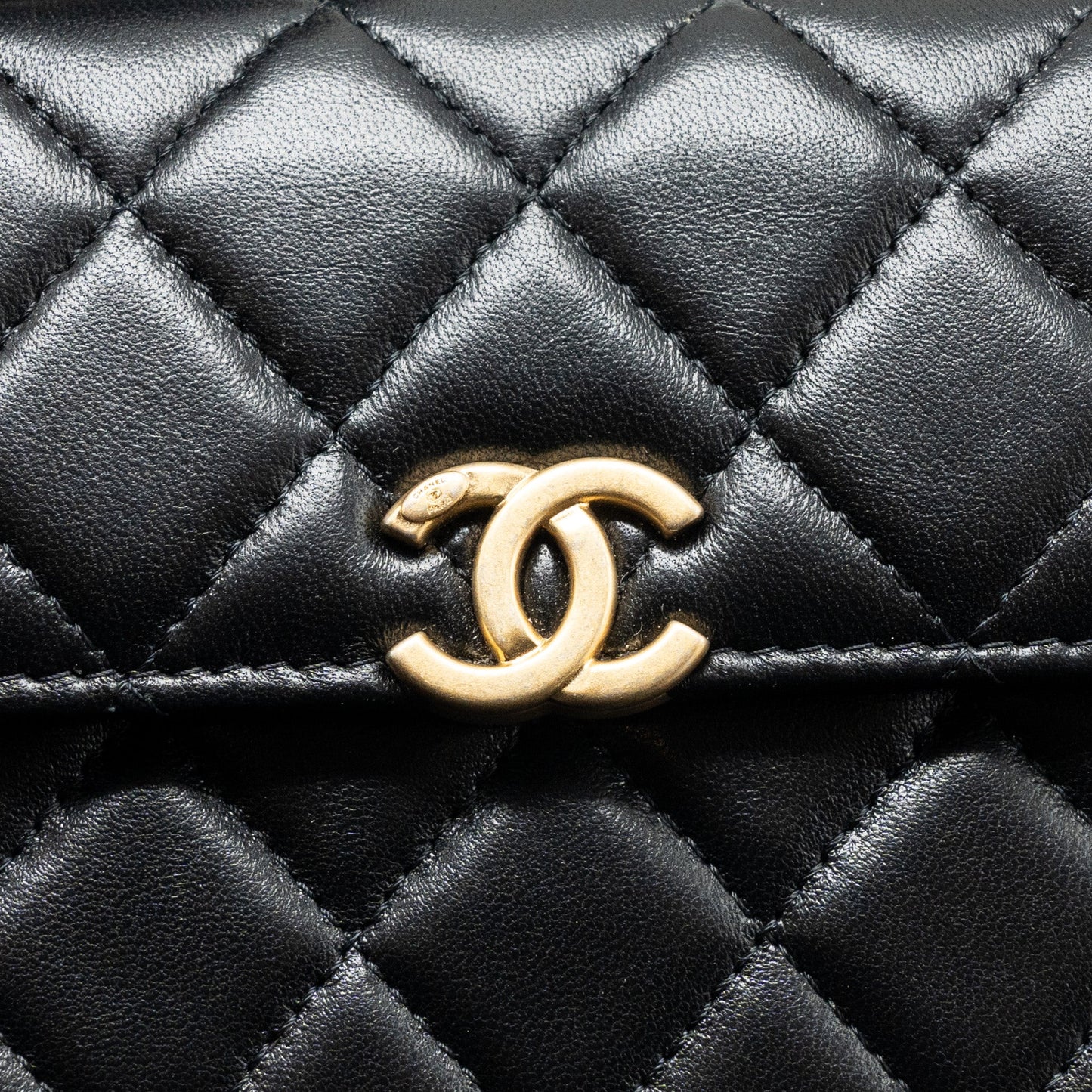 Chanel 22B Flap bag with enamel top handle lambskin black GHW (Microchip)