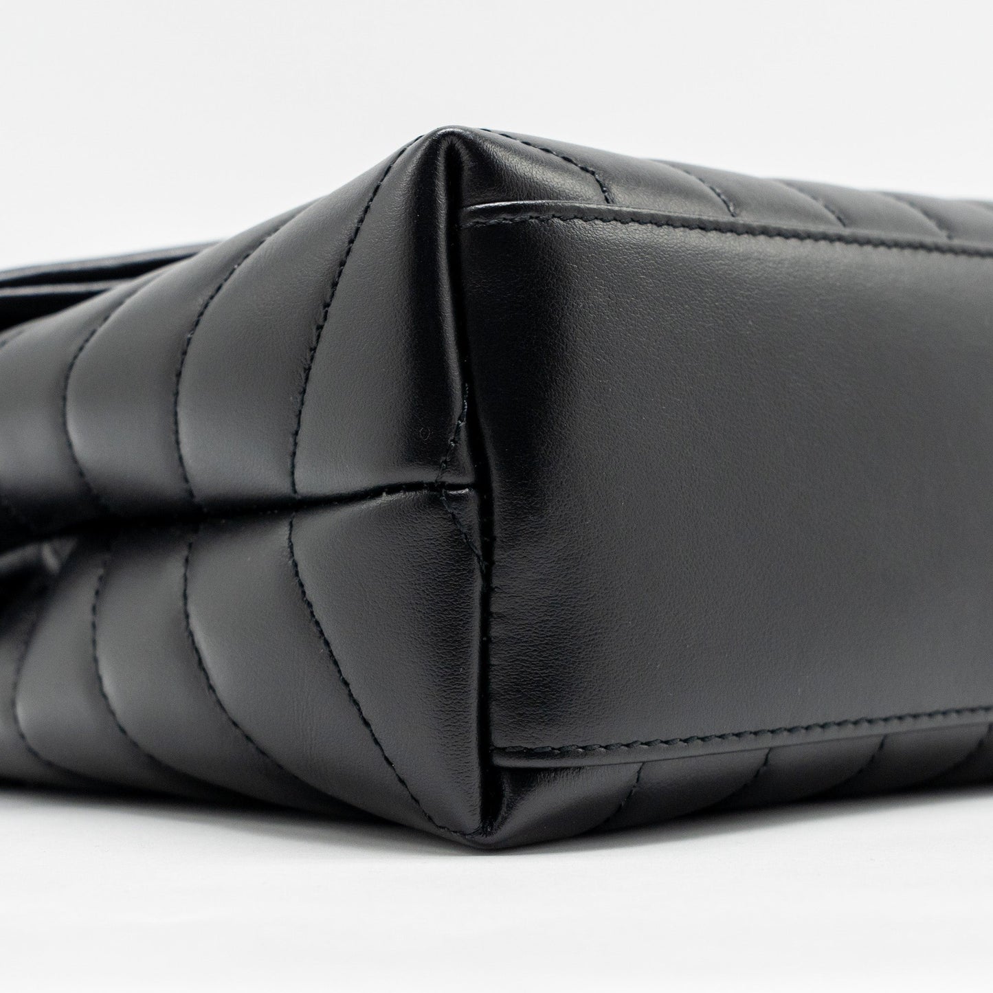 Saint Laurent/YSL Medium Loulou Shoulder Bag Calfskin So Black