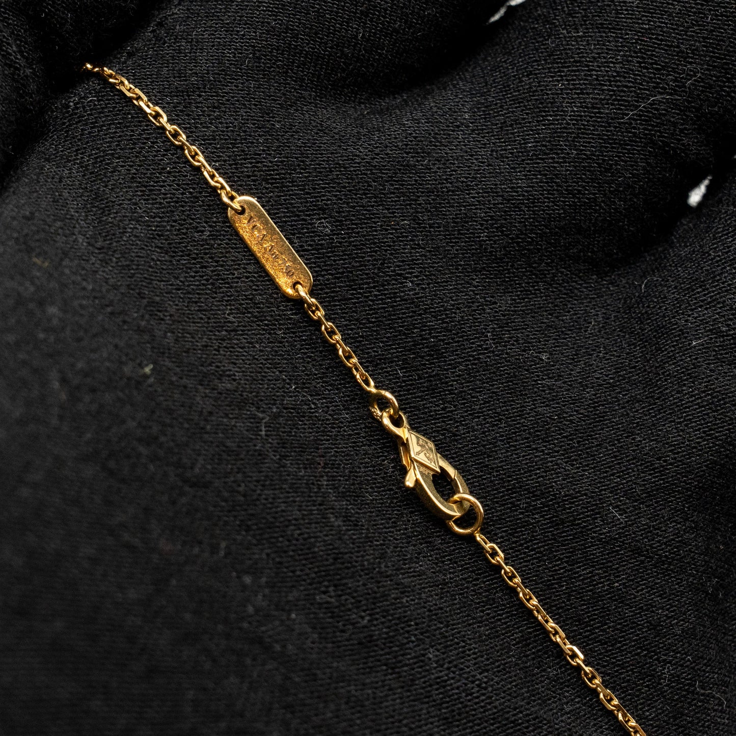 Van Cleef & Arpels Vintage Alhambra Pendant 18K Yellow Gold ONYX