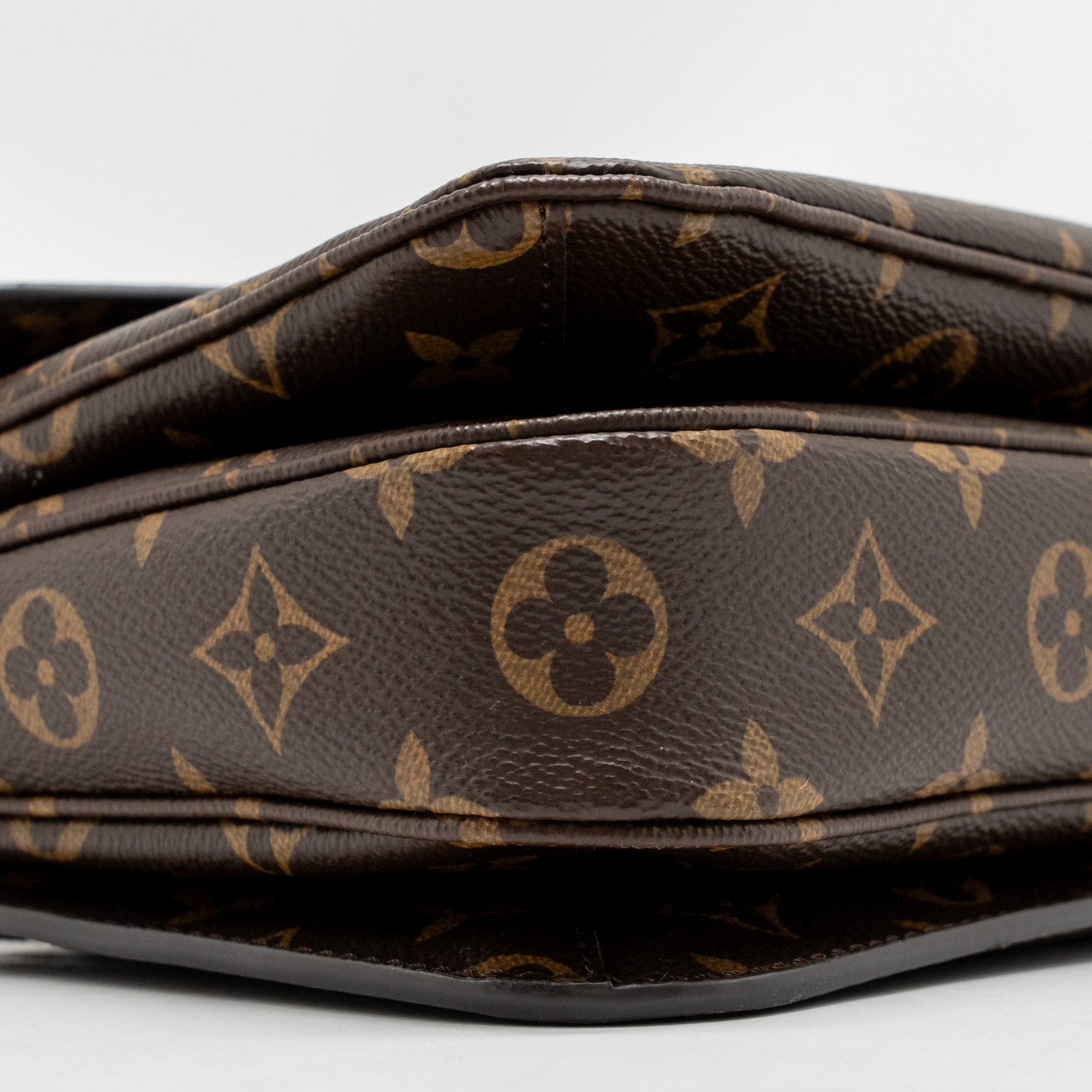 Louis Vuitton Pochette Metis Monogram Canvas GHW