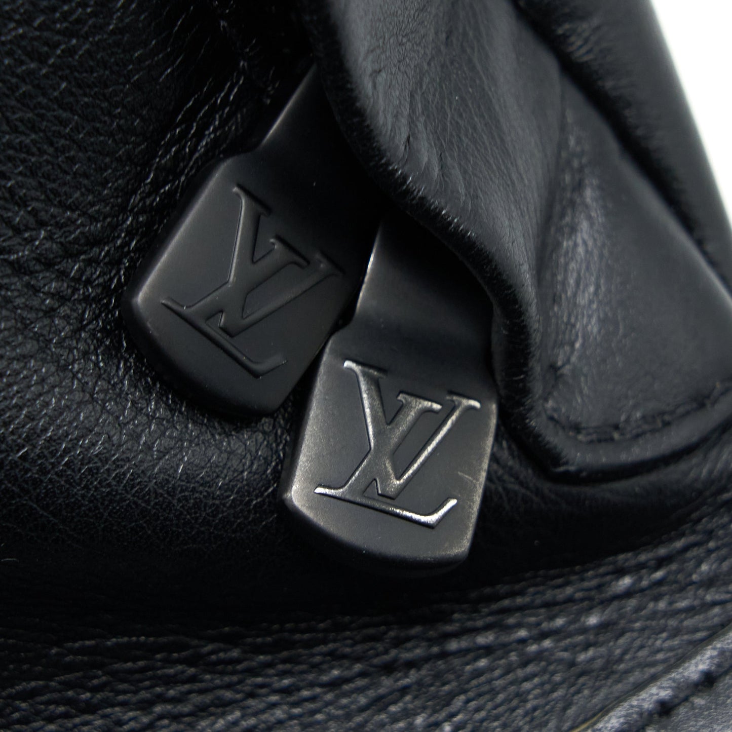 Louis Vuitton Discovery Bumbag PM Monogram Shadow Calfskin Black/Black Hardware