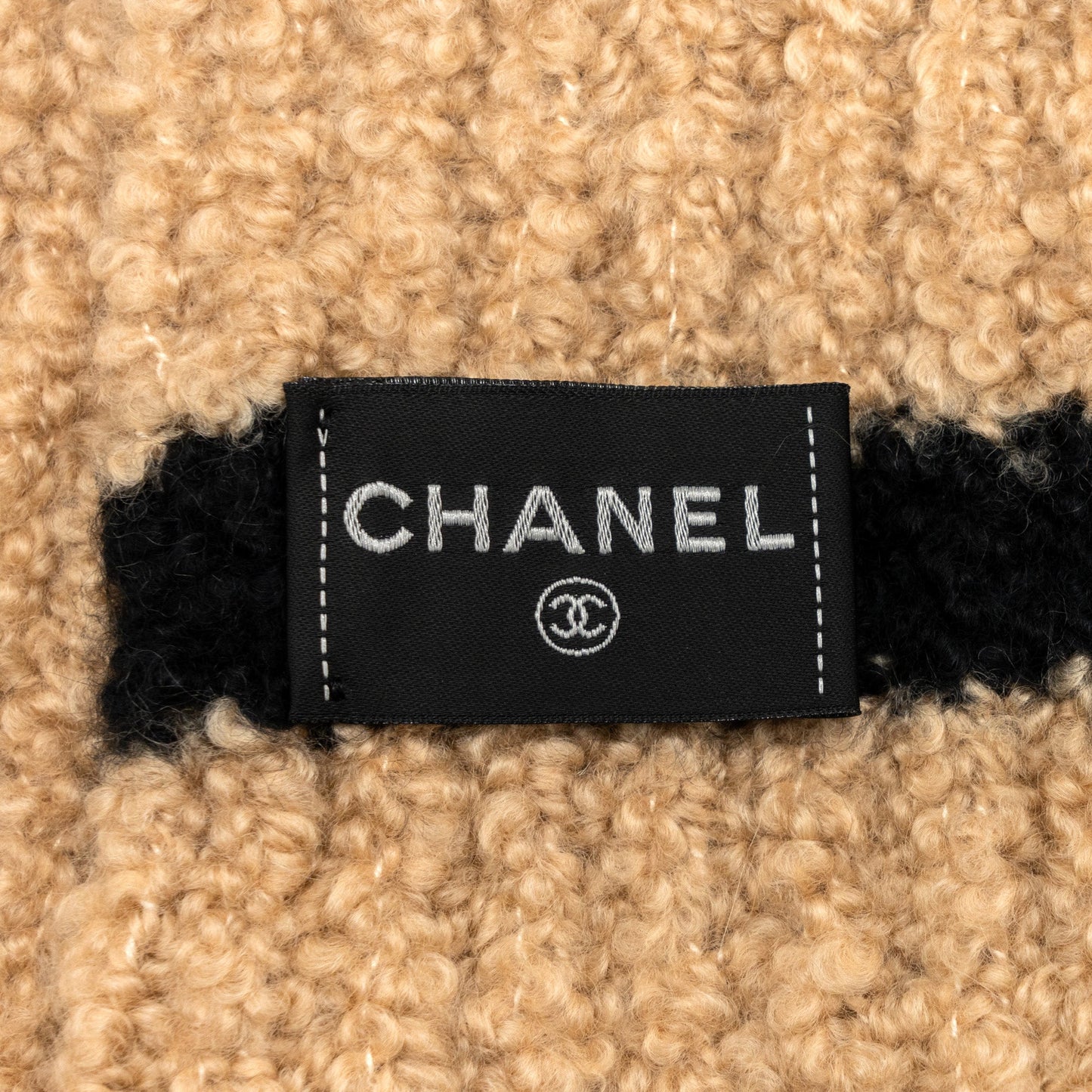 Chanel cashmere and logo scarf beige / black