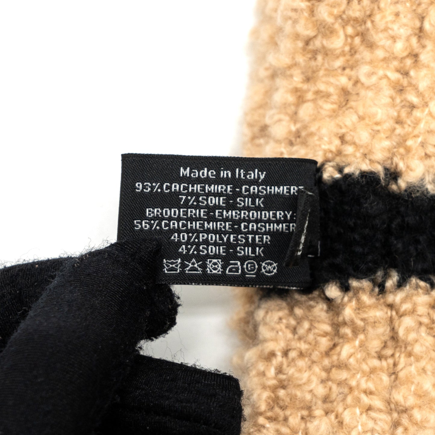Chanel cashmere and logo scarf beige / black