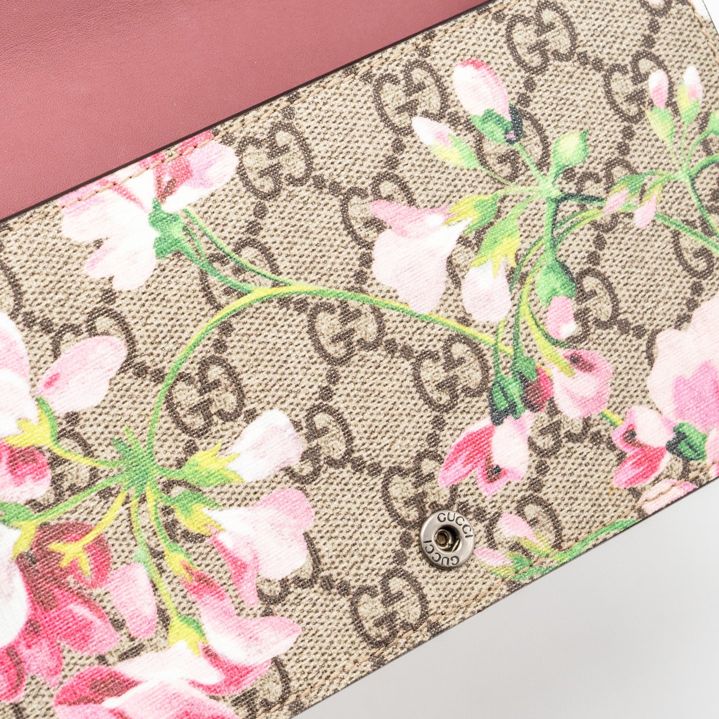 Gucci mini Clutch with chain flower printed GG supreme canvas SHW