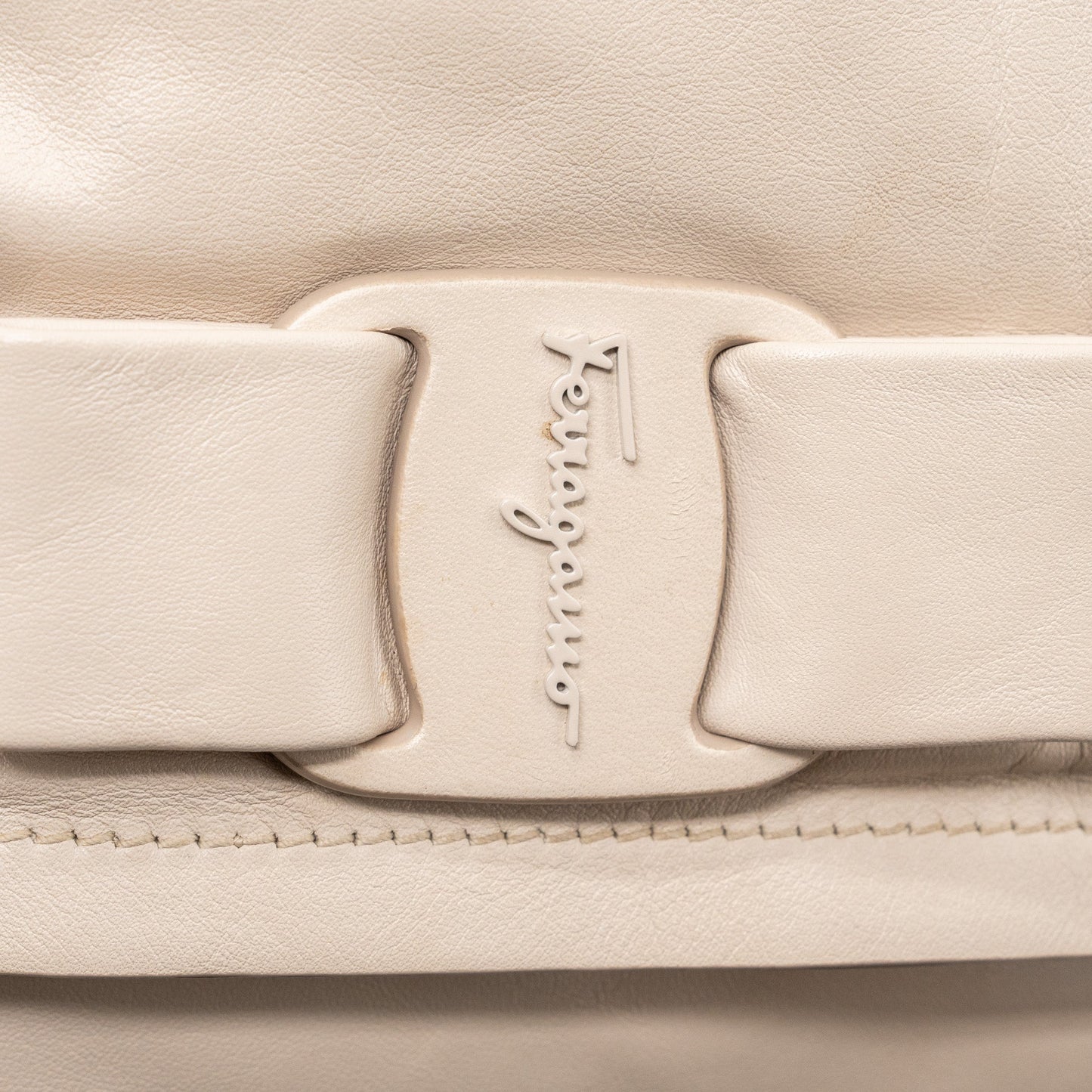 SALVATORE FERRAGAMO SMALL VIVA BOW SHOULDER BAG CREAM AND shw