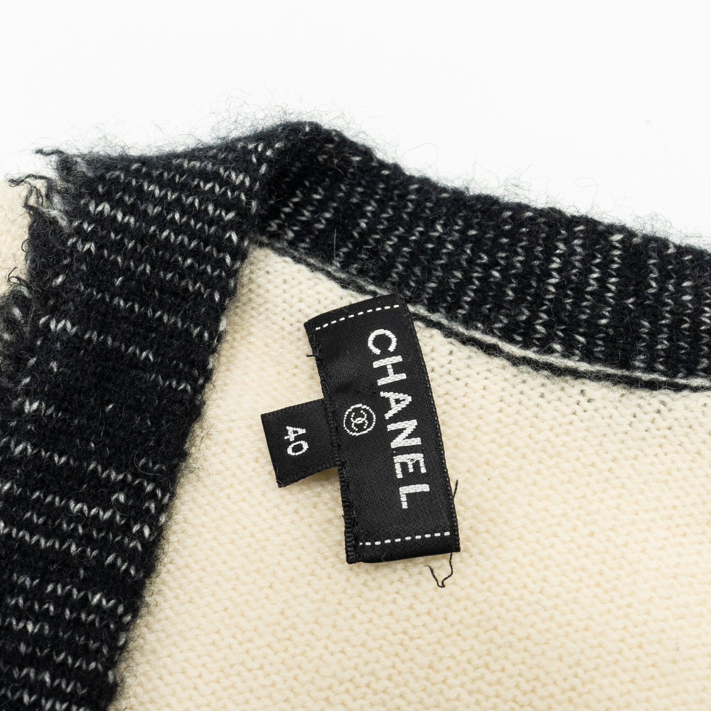 Chanel Size 40 CC Logo Button Cardigan Cashmere White/Black